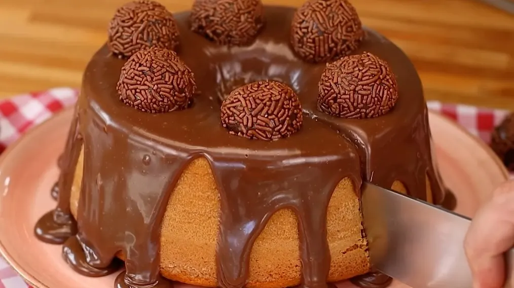 Bolo de Cenoura com Cobertura de Brigadeiro 