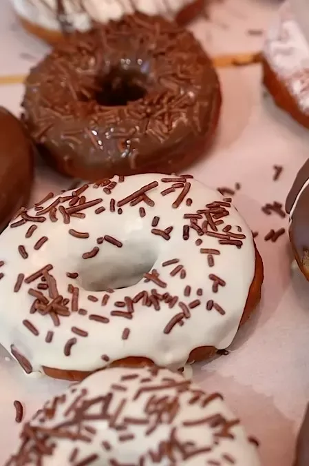 O Melhor Donuts do Mundo – Mega Macio e Super Fácil De Fazer!