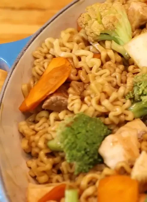 Como Fazer Yakisoba Rápido e Fácil em Casa!